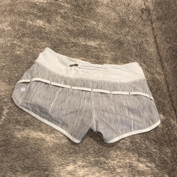 Lululemon speed shorts size 4 - Picture 2 of 3